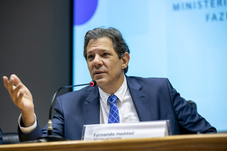 Isenção do IR para quem ganha até R$ 5 mil pode vir antes de 2027